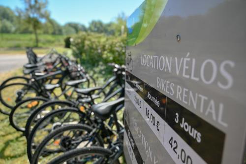 a row of bikes parked next to a sign at Camping les Coteaux du Lac in Chemillé-sur-Indrois