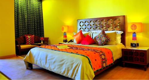 Postel nebo postele na pokoji v ubytování jüSTa Rajputana Resort & Convention Centre, Udaipur