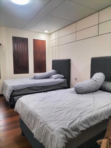 two beds sitting in a room withermottermott at Pong Elak 'Guest House in Rantepao