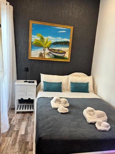 a bedroom with a bed with towels on it at La Casa del Caribe in Mola di Bari