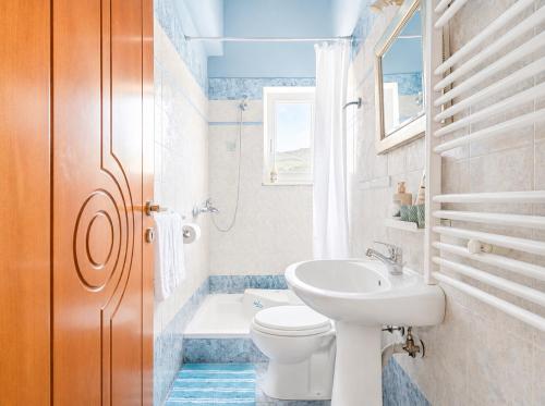 ein Badezimmer mit Toilette und Waschbecken in der Unterkunft An Drea Between in Gerani