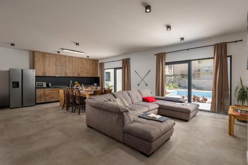 Villa Claudio with Private Pool - Happy Rentals
