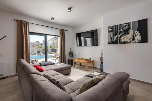 Villa Claudio with Private Pool - Happy Rentals