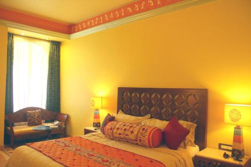 Postel nebo postele na pokoji v ubytování jüSTa Rajputana Resort & Convention Centre, Udaipur