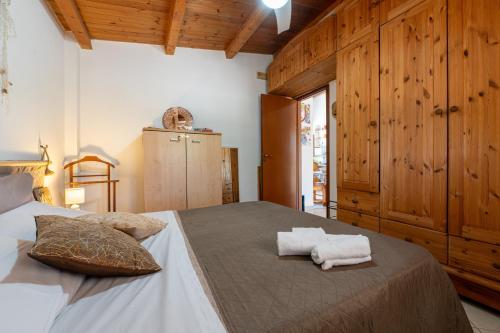 a bedroom with a bed with two towels on it at Casa Villa Aury in Cefalù
