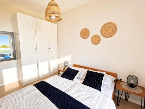 a bedroom with a bed and a window at Apartament BorMik, 150m od plaży, basen in Ustronie Morskie