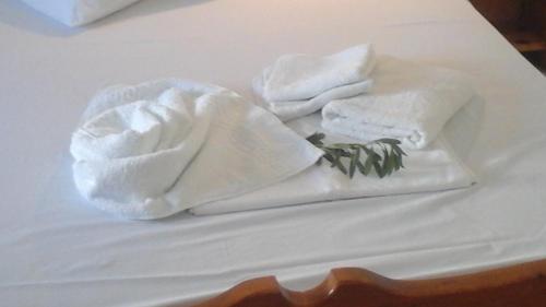 un mucchio di asciugamani bianchi seduti sopra un tavolo di O Fotis ad Agios Prokopios