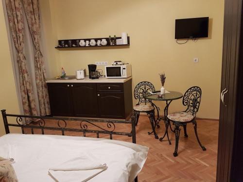 Habitación con cama, mesa y microondas. en Central Square Studios, en Sibiu