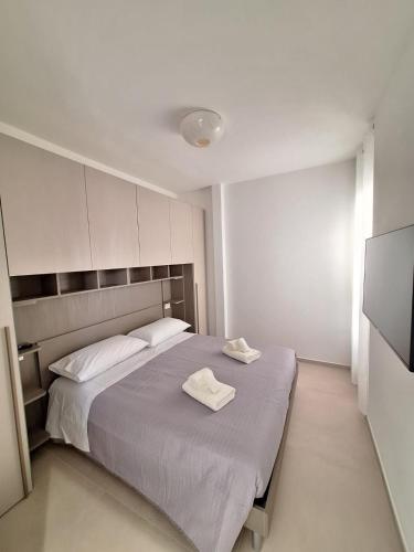 a bedroom with a bed with two towels on it at Onde e Relax D&D in Marina di Bibbona