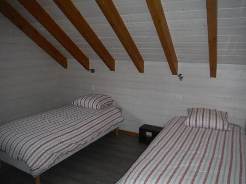 クソンリュプト・ロンジュメールにあるLes jonquillesの木製天井のドミトリールーム ベッド2台