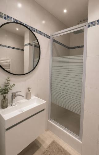 a bathroom with a shower and a sink and a mirror at Heyne-Ufer City Apartment II - TOP Innenstadtlage in Göttingen