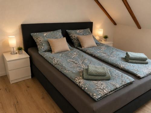 a large bed with blue sheets and pillows on it at Heyne-Ufer City Apartment II - TOP Innenstadtlage in Göttingen