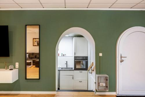 an archway leading into a kitchen with a mirror at Ferien- und Handwerkerwohnung in Römhild