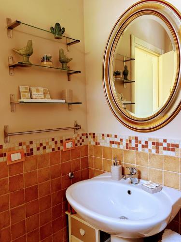 a bathroom with a sink and a mirror at Il Vialetto in Cannara