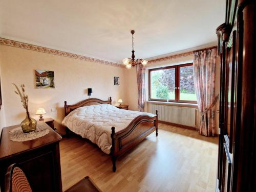 a bedroom with a bed and a window at Gite Les Ptits Biscuits in Vittersbourg