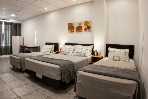 a room with two beds in a room at Large Studios 2km from Vila Germanica in Blumenau
