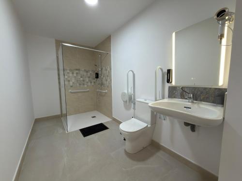 a bathroom with a toilet and a sink and a shower at Hotel Boutique Traveler 360 in Madrid