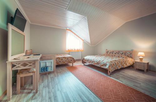 ムカチェヴォにあるホテル アンド レストラン ヴルールのベッドルーム1室(ベッド2台、デスク、窓付)