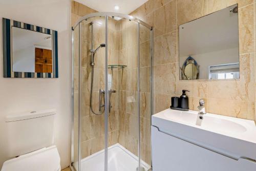 a bathroom with a shower and a sink and a toilet at 3 Bed in Croyde oc-beren in Croyde