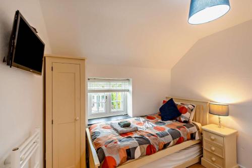a small bedroom with a bed and a window at 3 Bed in Croyde oc-beren in Croyde