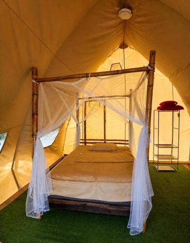 a bedroom with a bed in a tent at Islas de San blas Glamping in Tubusinica