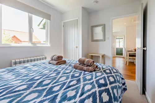 a bedroom with two stuffed animals on a bed at 2 Bed in Croyde oc-18lead in Croyde