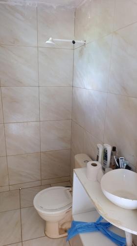 a bathroom with a toilet and a sink at Espaço Luz & natureza in Juazeiro do Norte