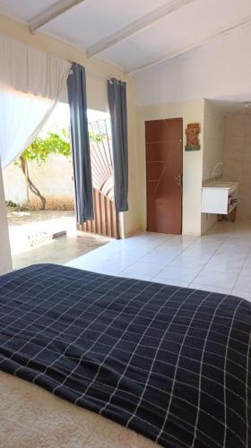 a bedroom with a bed and a desk in a room at Espaço Luz & natureza in Juazeiro do Norte