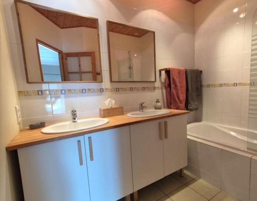 a bathroom with two sinks and a bath tub at Le Tilleul de Ray in Ray-sur-Saône