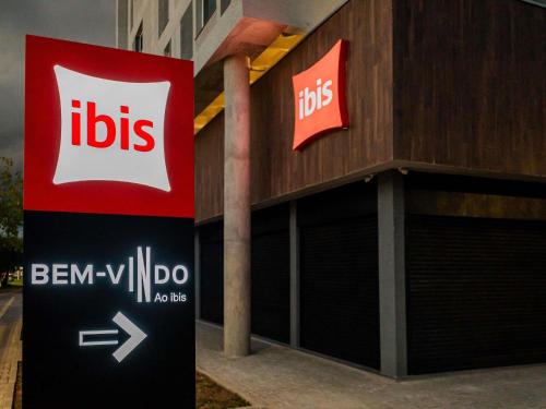 a building with a ibis sign on the side of it at ibis Pelotas - Recem inaugurado in Pelotas