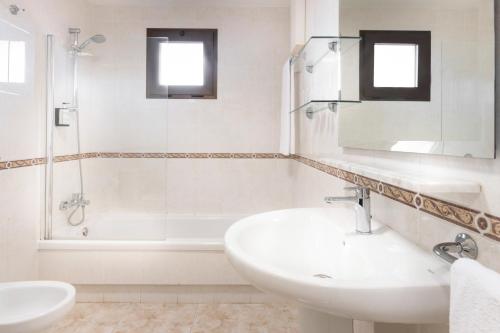 biała łazienka z umywalką i prysznicem w obiekcie Elba Lucía Sport & Suite Hotel w mieście Costa de Antigua