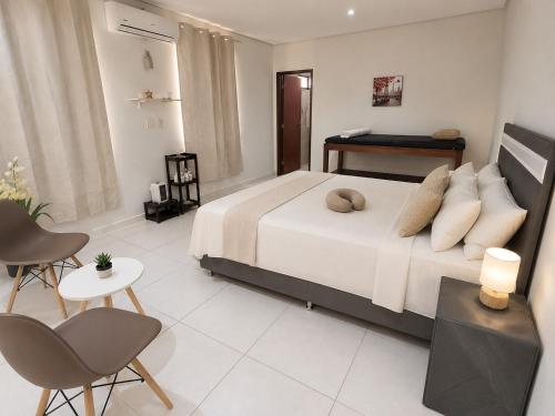 a bedroom with a bed and a table and chairs at Amplio alojamiento en el centro de Asunción in Asunción