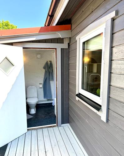 a bathroom with a toilet on a deck at Brissundsbyn in Visby