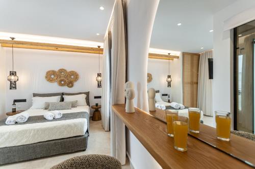una camera da letto con un letto king size e un grande specchio di Antonia Studios a Naxos Chora