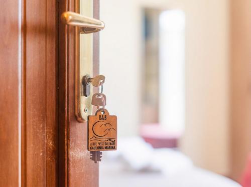 a tag is attached to a door at B&B a due passi dal mare in Caulonia Marina