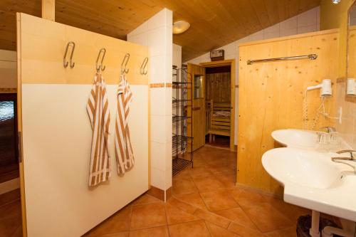 a bathroom with two sinks and a shower at Appartement Jagdhof in Flachau