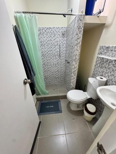 a bathroom with a toilet and a shower and a sink at Alojamiento en Chilca in Salinas