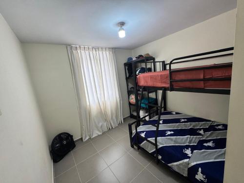 a room with two bunk beds and a window at Alojamiento en Chilca in Salinas