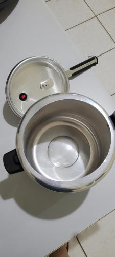 a metal pot sitting on top of a counter at Casa 2 quartos com ar condicionado e próximo ao centro in Cachoeiro de Itapemirim