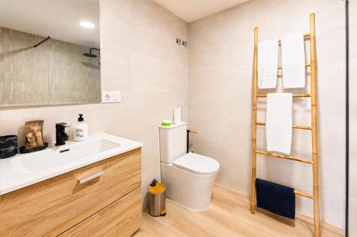 Pingüino - Entire Apt - Near Beach and Stadium by Río Turia Apartments photo 14