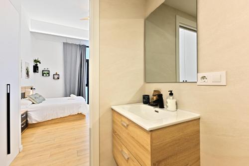 Pingüino - Entire Apt - Near Beach and Stadium by Río Turia Apartments photo 4