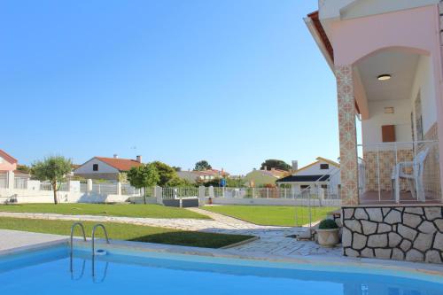 Seriz Beach House - Family Villa with Pool, BBQ & Garden Near the Beach