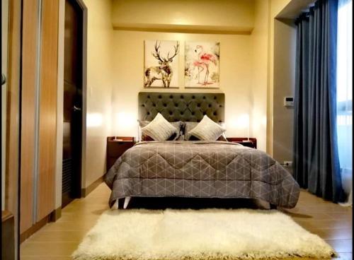a bedroom with a bed and a rug at Mactan Daily Staycation in Punta Engaño