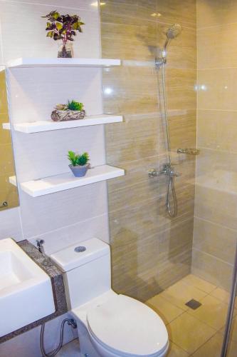 a bathroom with a shower and a toilet and a sink at Mactan Daily Staycation in Punta Engaño