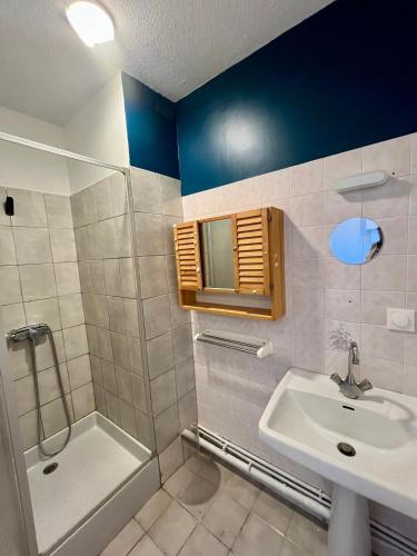 a bathroom with a sink and a toilet and a shower at Lacanau-Océan Triplex Front de mer in Lacanau-Océan