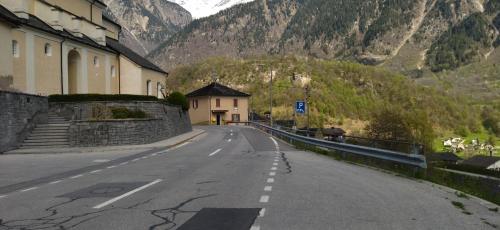 an empty road with a building on the side of a mountain at Cò d'Franz - PT in Ponto Valentino