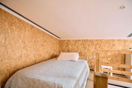 a bedroom with a bed in a room at Apartamento Duplex en La Molina in Alp