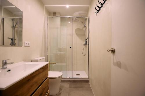 a bathroom with a shower and a toilet and a sink at Apartamento Duplex en La Molina in Alp