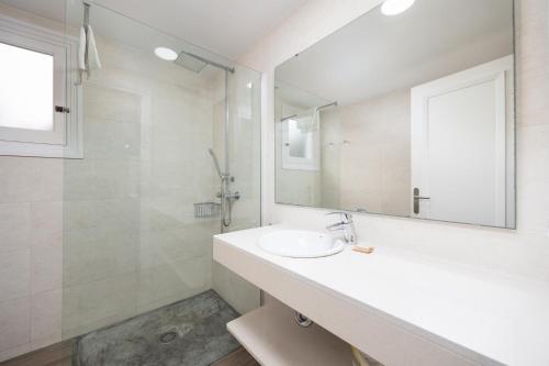a bathroom with a sink and a mirror at Villa Trepuco Dos in Punta Prima
