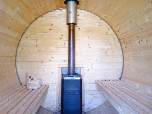 das Innere einer Sauna mit einem Ofen darin in der Unterkunft DOMEK POLANKA z sauną i widokiem na Tatry in Witów